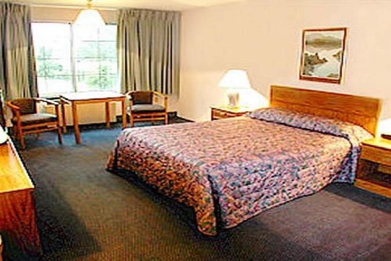 Aurora Fox Valley Inn Екстериор снимка