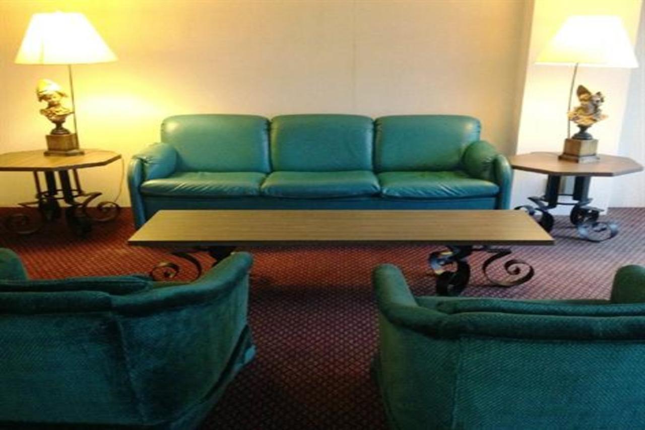 Aurora Fox Valley Inn Екстериор снимка