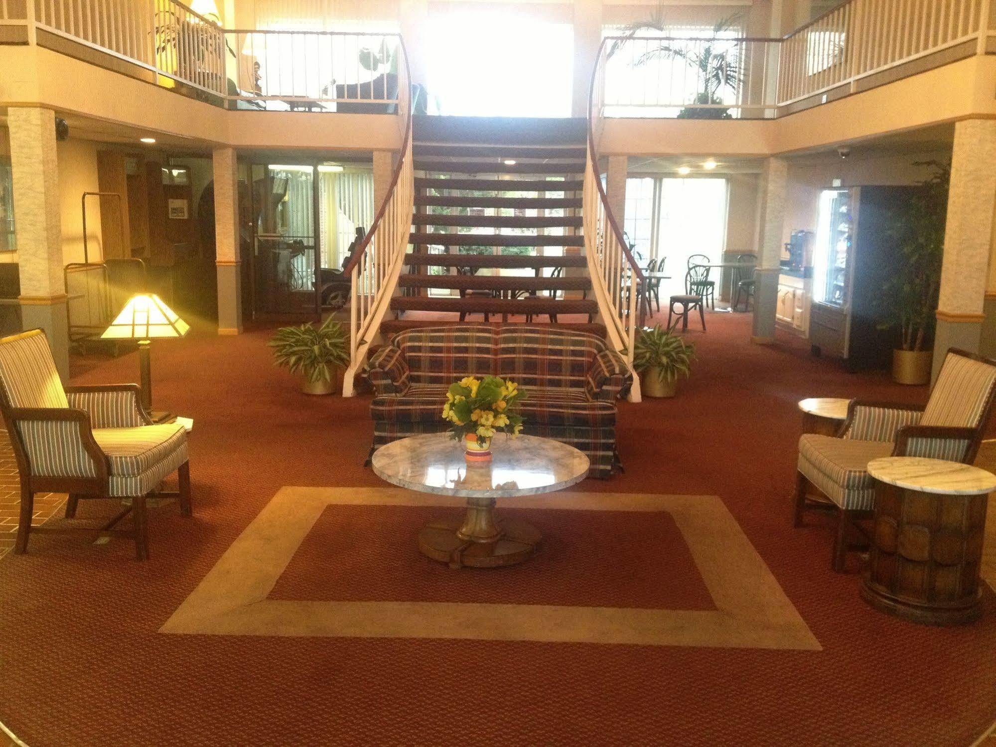 Aurora Fox Valley Inn Екстериор снимка