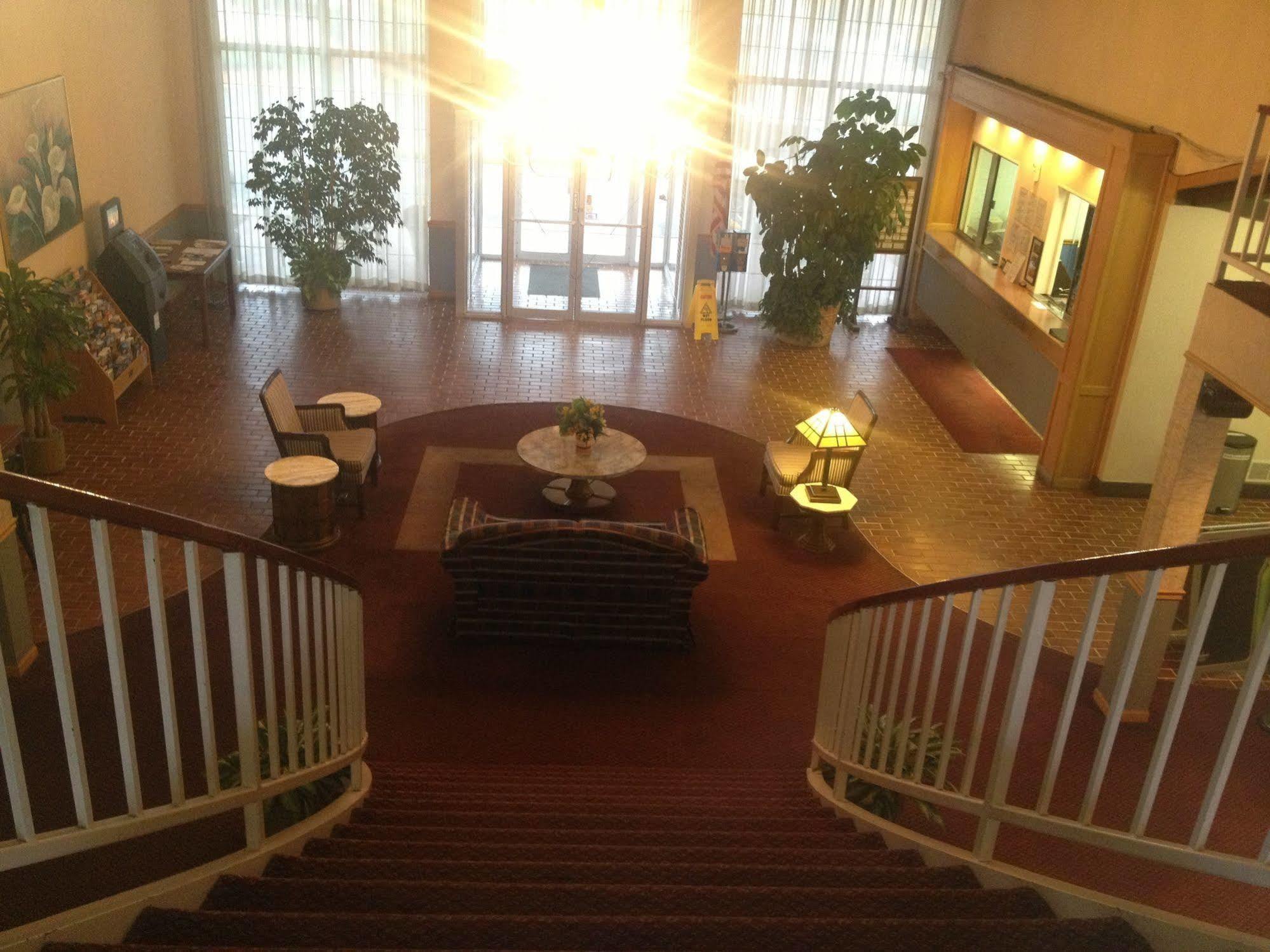 Aurora Fox Valley Inn Екстериор снимка