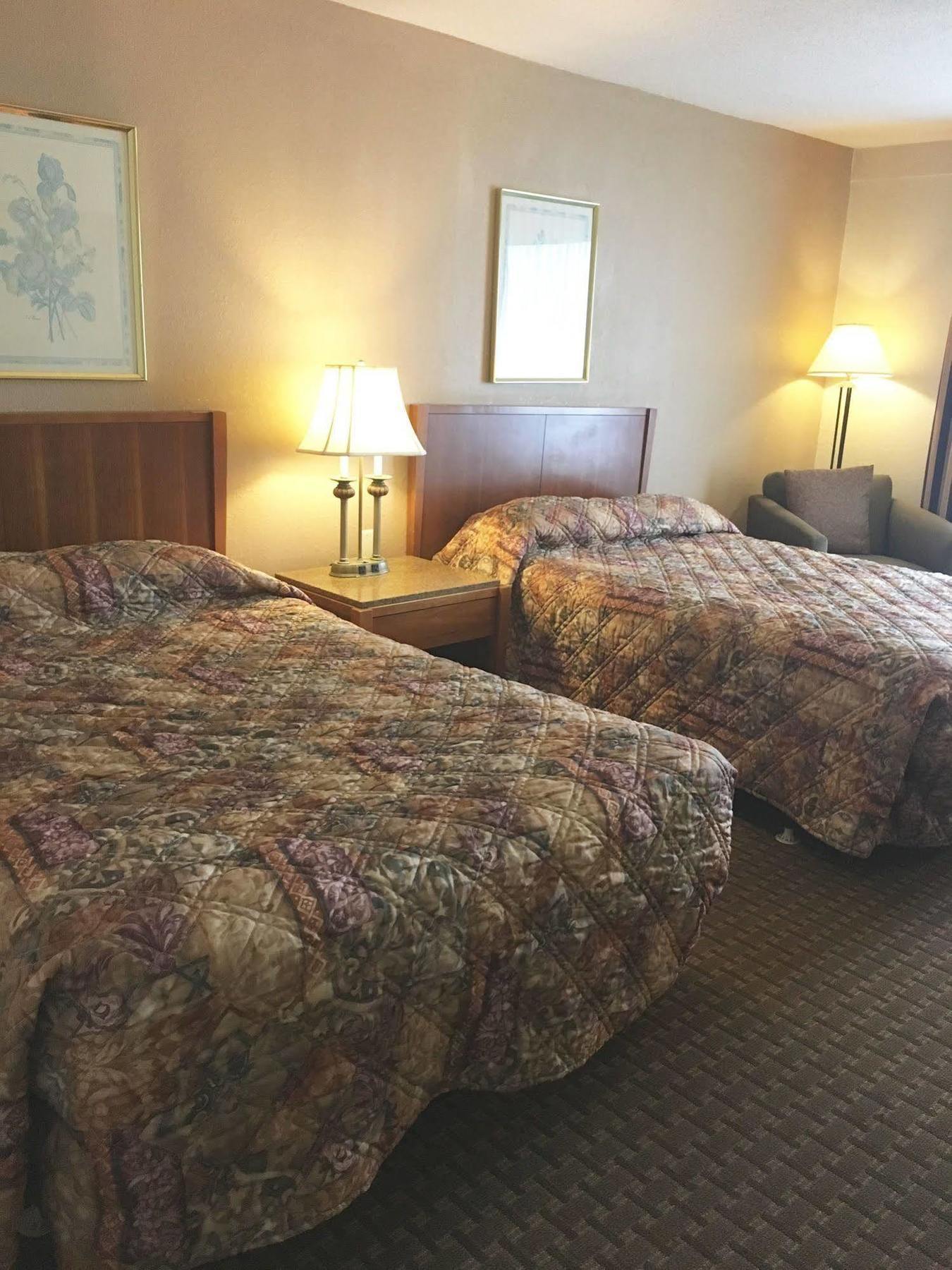 Aurora Fox Valley Inn Екстериор снимка