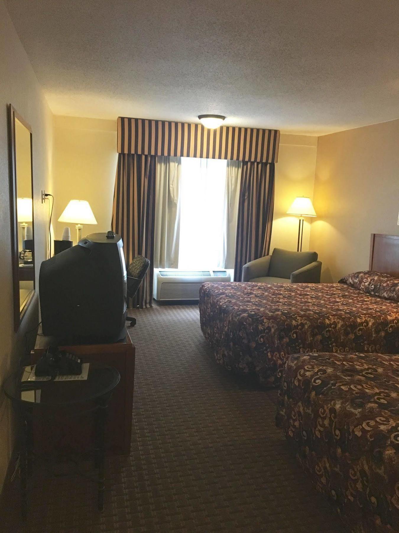 Aurora Fox Valley Inn Екстериор снимка